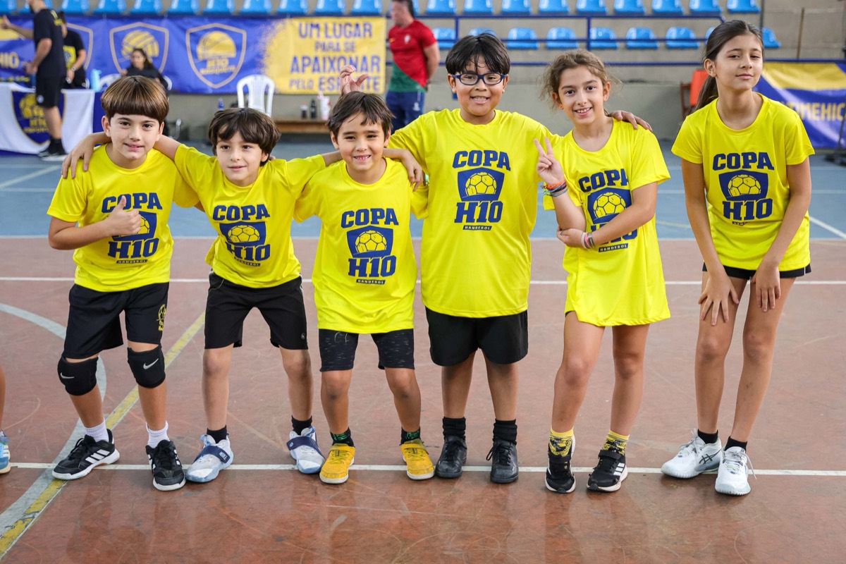 Turma reunida na quadra depois do jogo